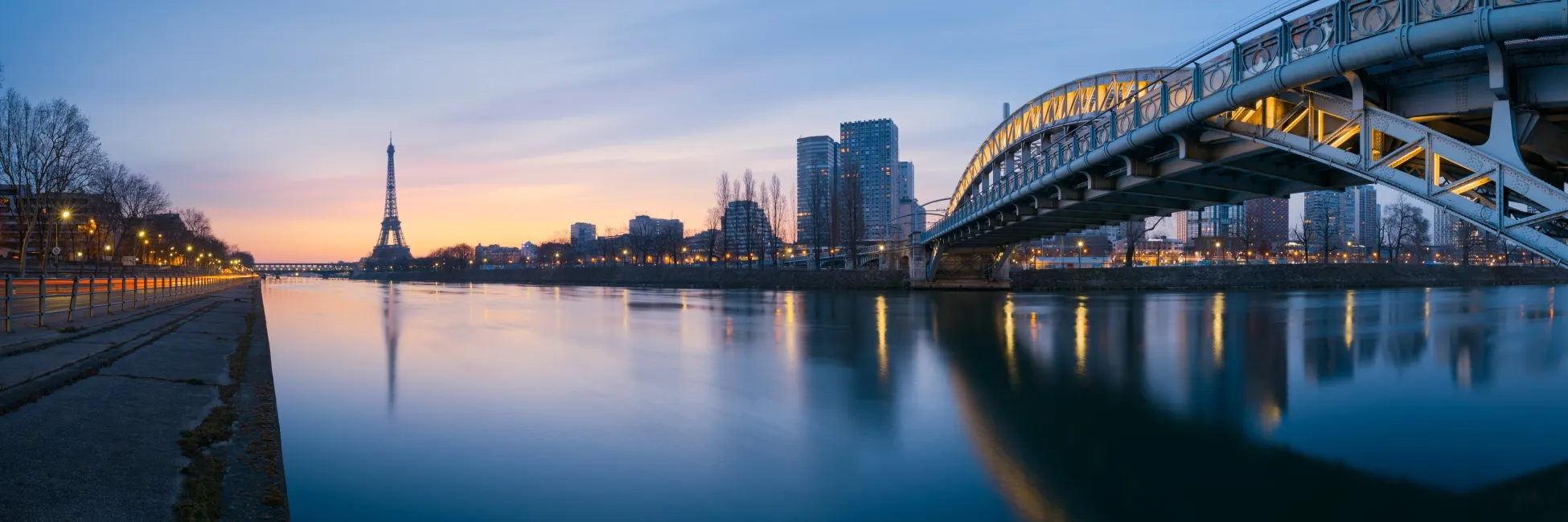 Vue sur Paris de nuit de la Seine 