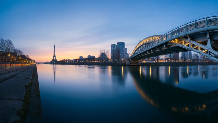 Vue sur Paris de nuit de la Seine 