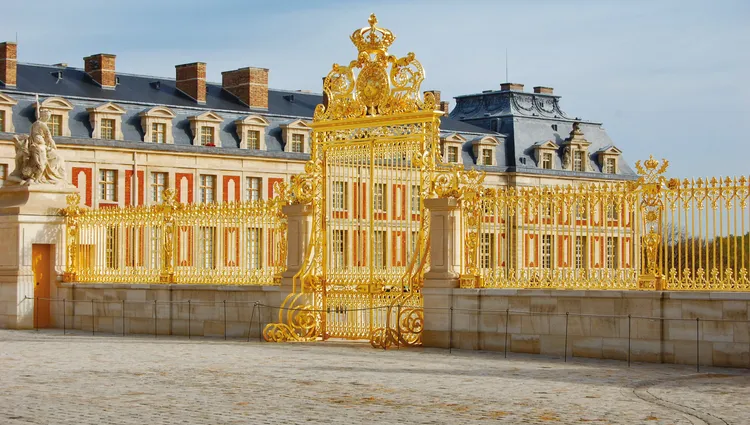 Les somptueuses grilles dorées du châteaux de Versailles 
