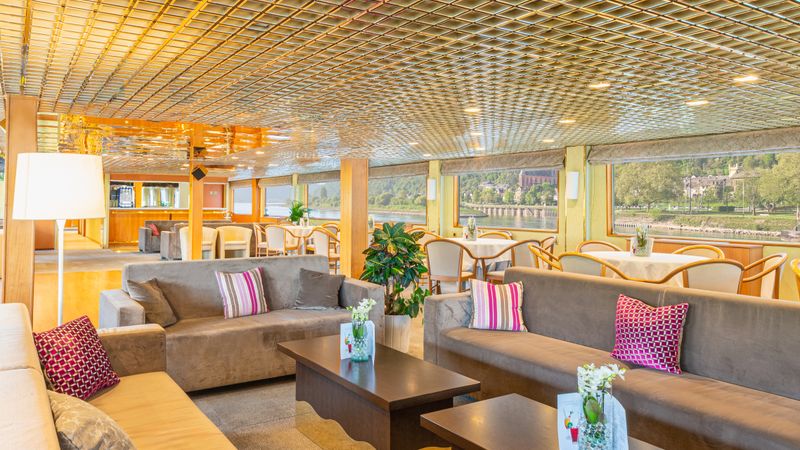 lounge bar with dancefloor