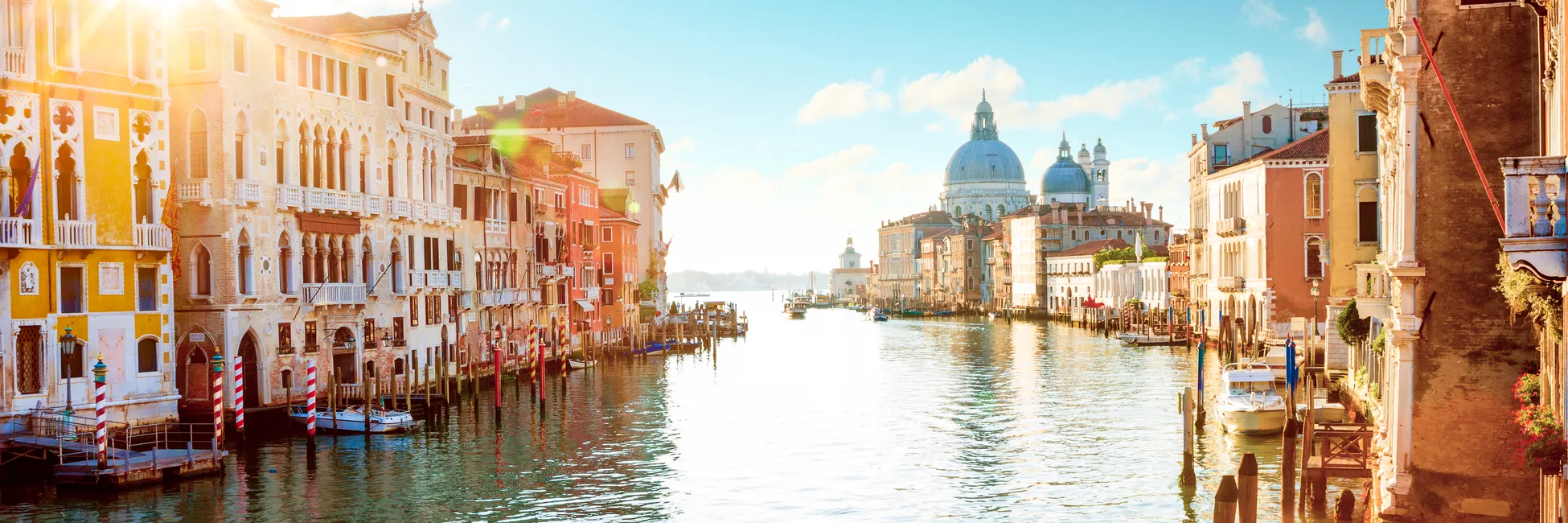Le grand canal traversant la ville de Venise 
