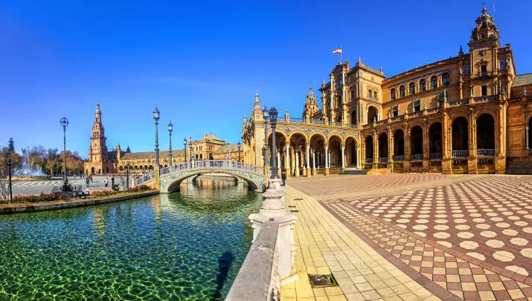 La place d'Espagne ensoleillée 