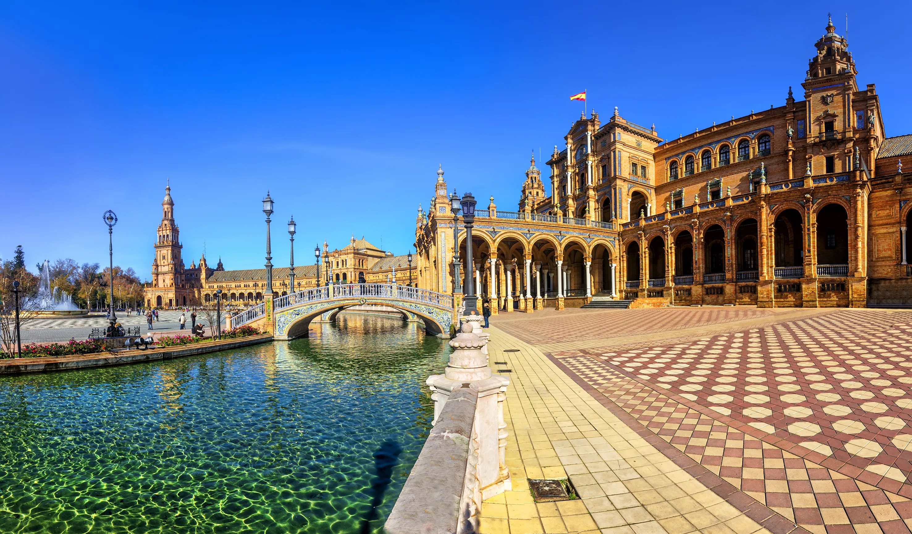 La place d'Espagne ensoleillée 