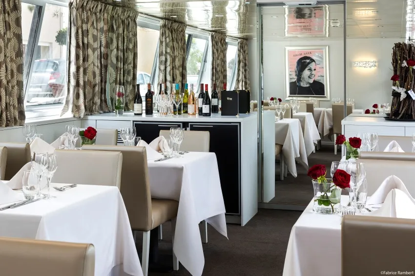 Salle de restaurant de la péniche Anne-Marie