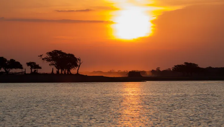 Grand coucher du soleil sur l'Amazone 