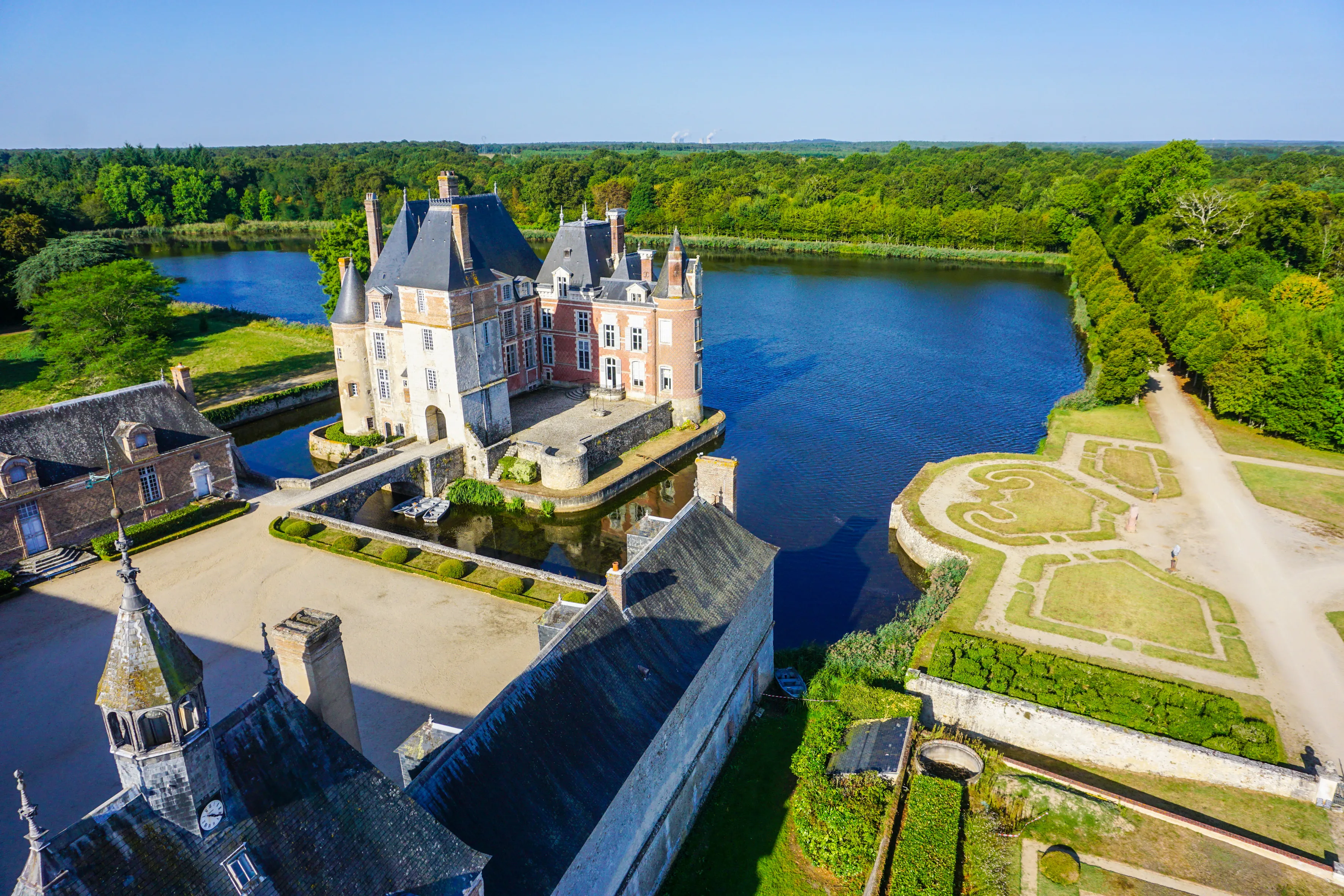 Vue sur le château de la Bussière et son jardin