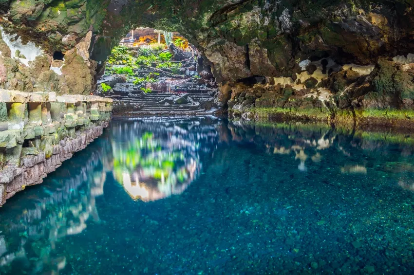 L'eau turquoise des grottes de Jameos del Agua 