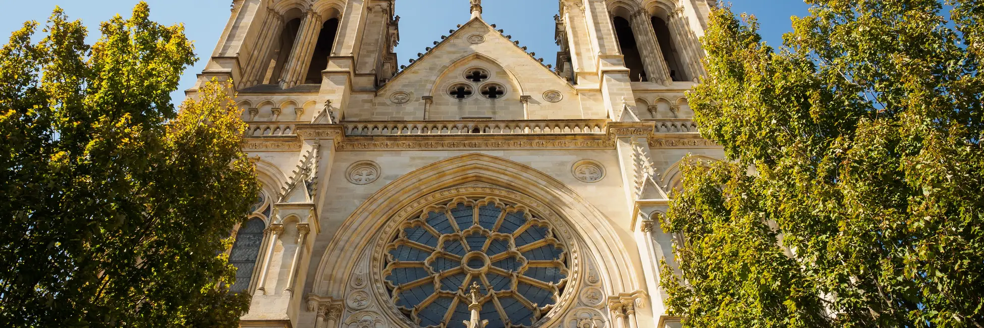 Vue contre-plongée sur l'église Saint-Louis à Bordeaux 