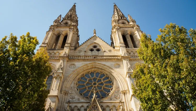 Vue contre-plongée sur l'église Saint-Louis à Bordeaux 