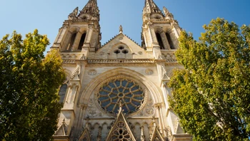 Vue contre-plongée sur l'église Saint-Louis à Bordeaux 