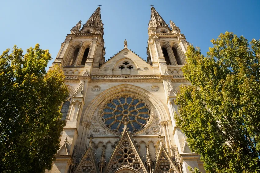 Vue contre-plongée sur l'église Saint-Louis à Bordeaux 