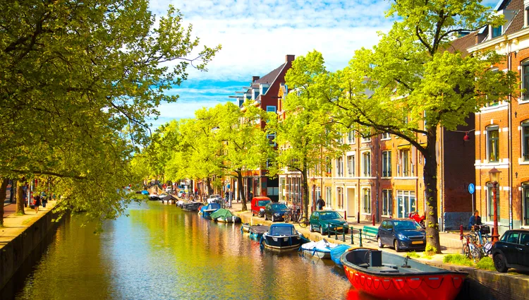 L'ensoleillé canal à Amsterdam 
