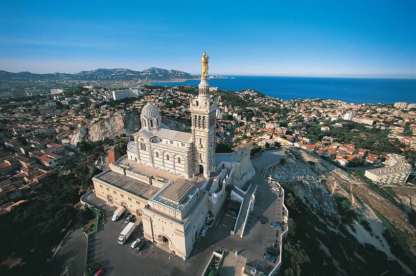 Vue aérienne sur la basilique Notre Dame de la Garde 