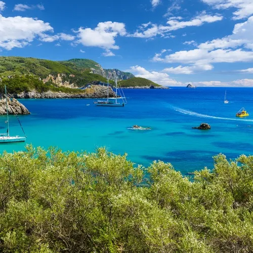 La superbe plage de paleokastritsa à Corfou 