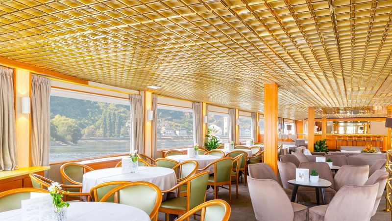 lounge bar with dancefloor