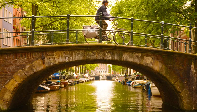Balade à vélo au bord des canaux d'Amsterdam 