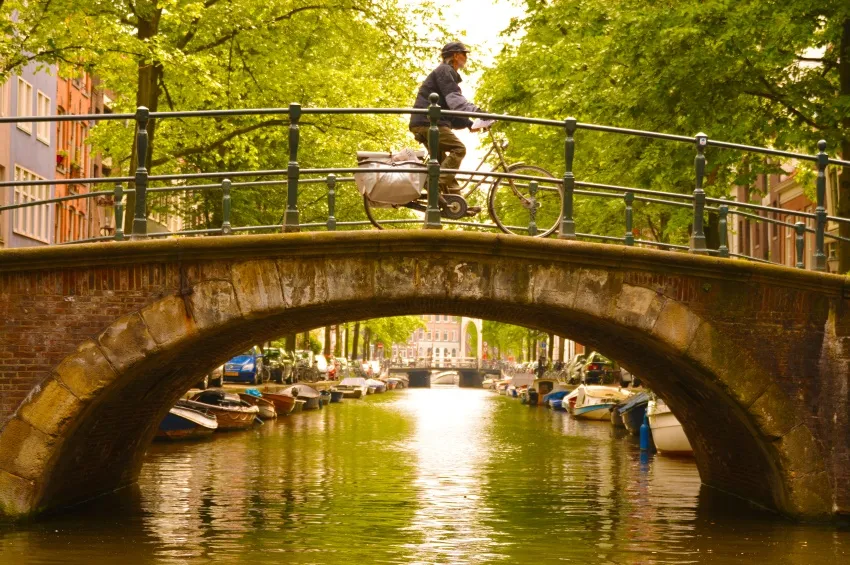 Balade à vélo au bord des canaux d'Amsterdam 