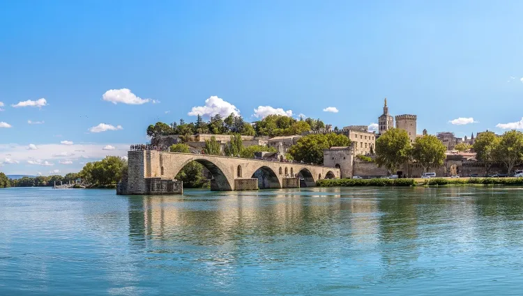 Le palais des papes surplombant le Rhône 