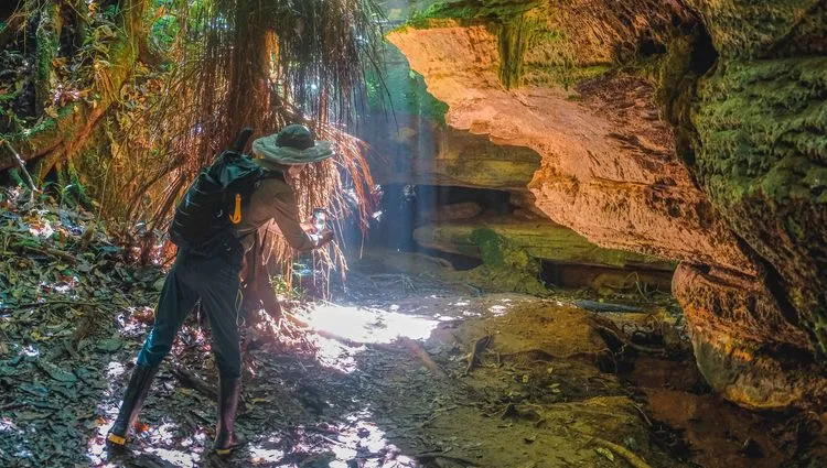 Touriste dans la grotte Madada 