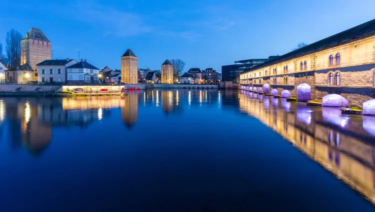 Le Rhin et le pont couvert de Strasbourg de nuit 