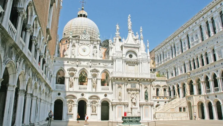 Place du palais des Doges à Venise 