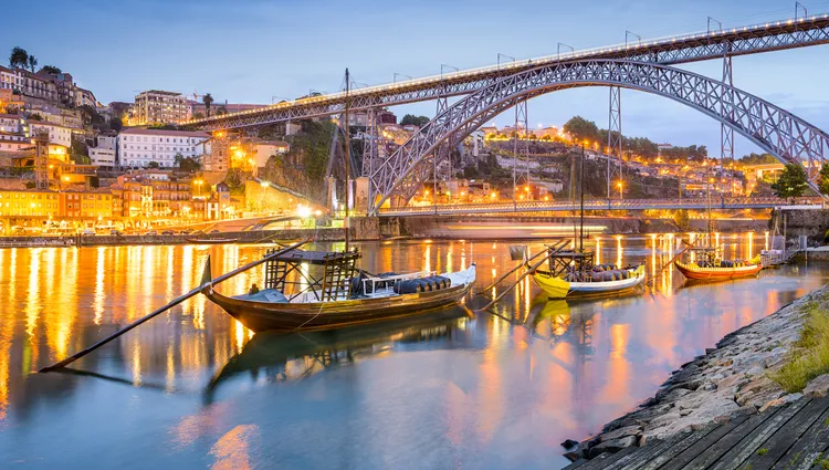 Bateau sur le Douro à Porto de nuit 