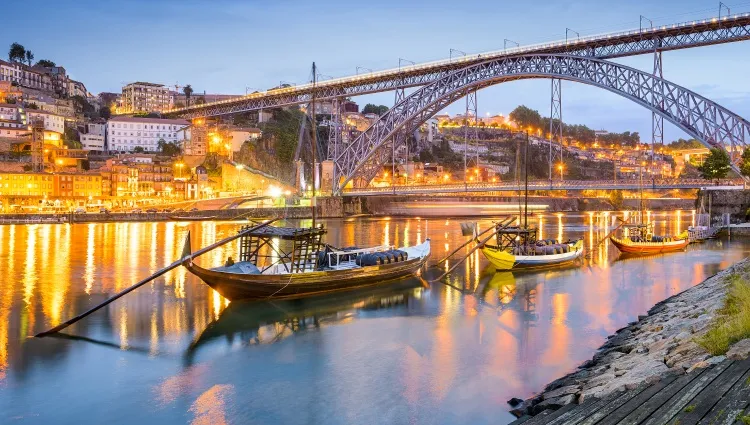 Bateau sur le Douro à Porto de nuit 