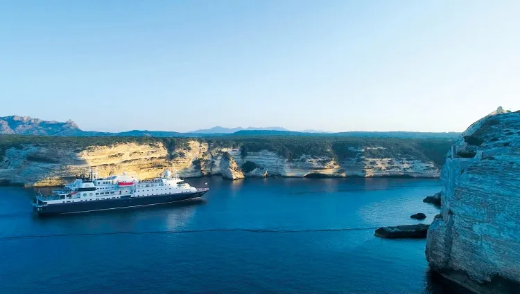 La Belle des Océans entrant dans le port 