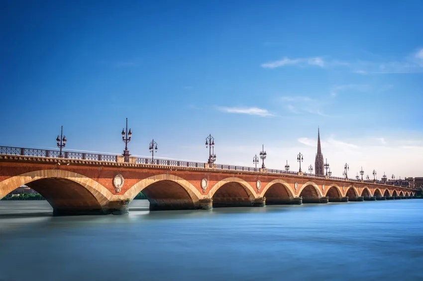 La grand pont de pierre à Bordeaux 