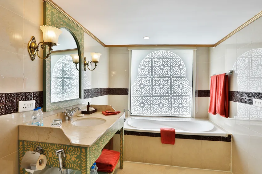 Salle de bain de la suite Maharaja du RV Ganges Voyager 