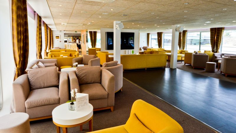 lounge bar with dancefloor