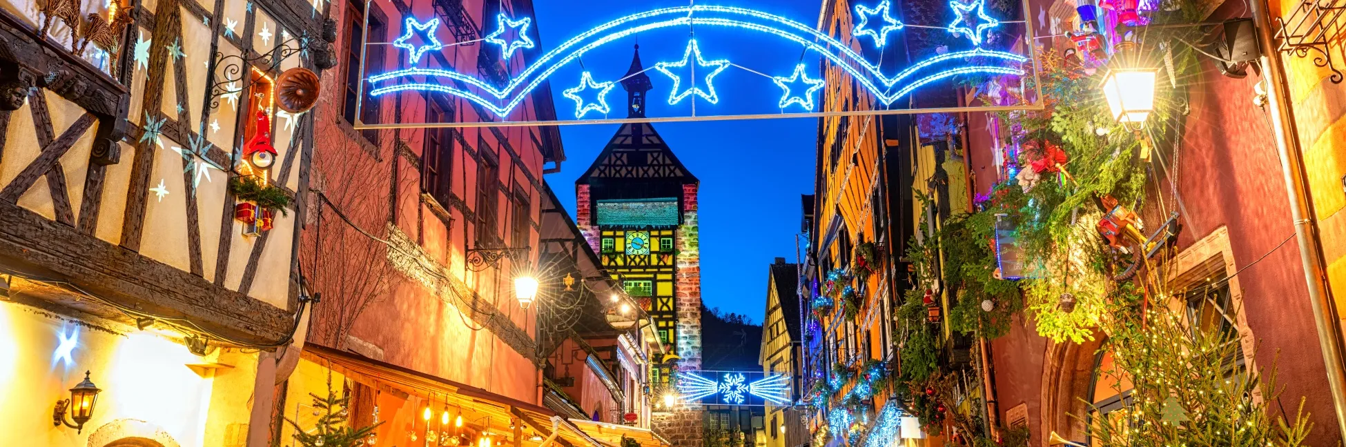 Ruelle au décoration de Noël à Riquewihr