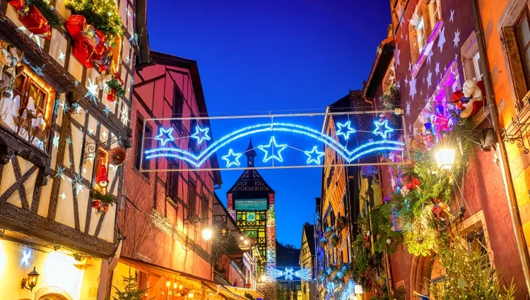 Ruelle au décoration de Noël à Riquewihr