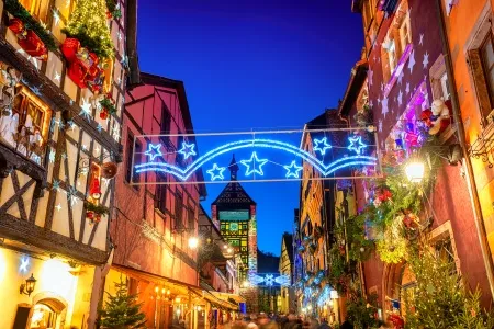 Ruelle au décoration de Noël à Riquewihr