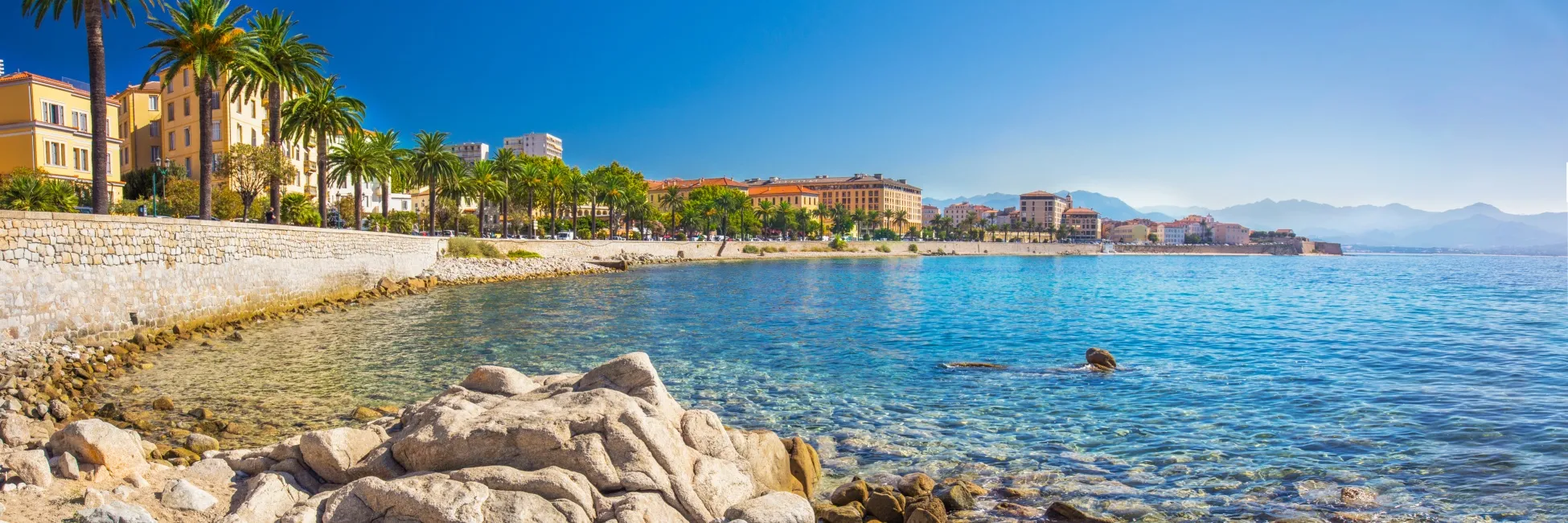 Baignade dans la plage d'Ajaccio 