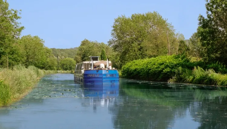 La péniche Danièle naviguant dans la Bourgogne 