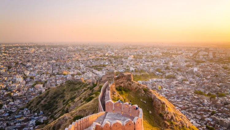 La longue forteresse de Jaipur en Inde 