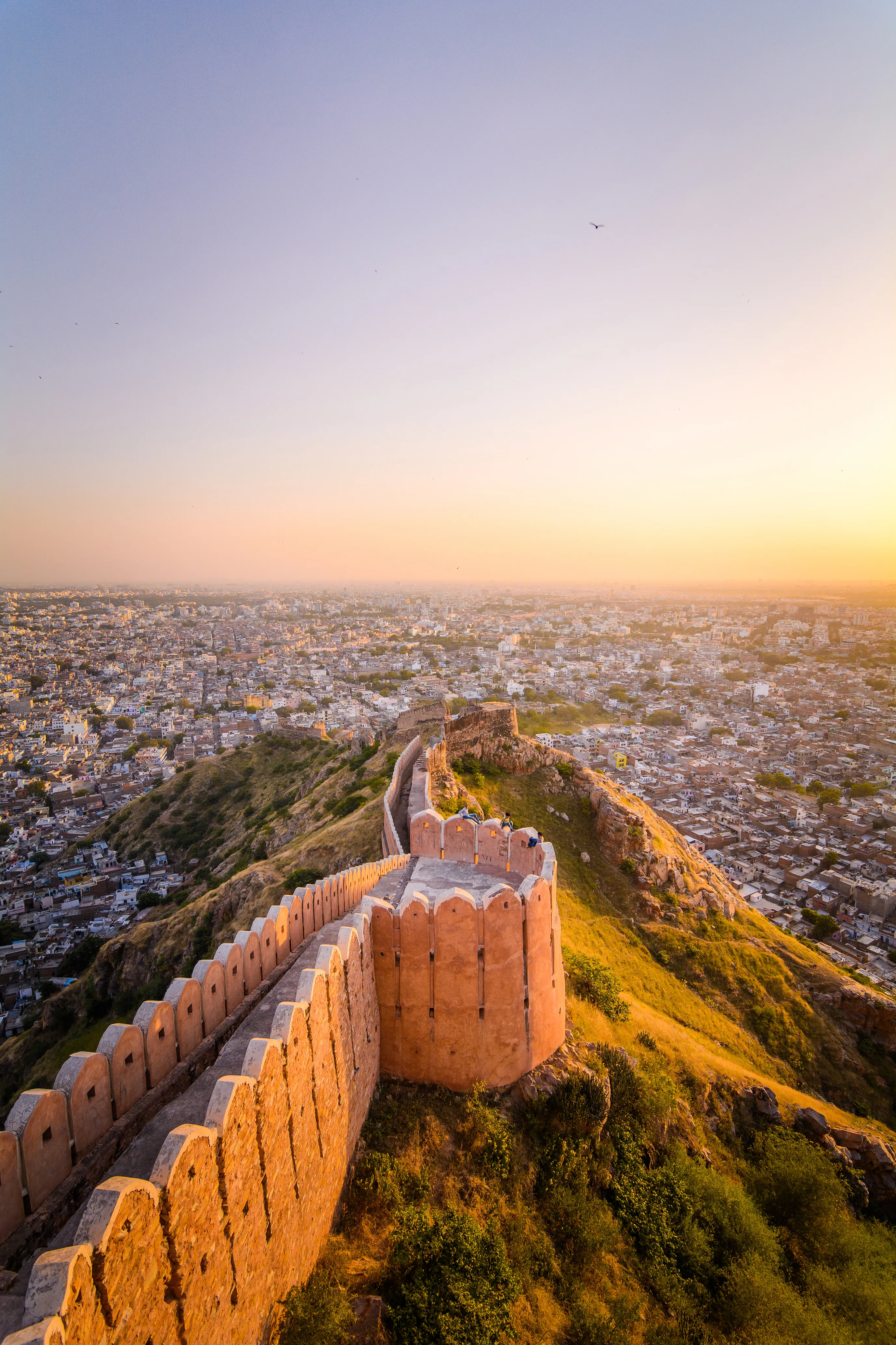 La longue forteresse de Jaipur en Inde 