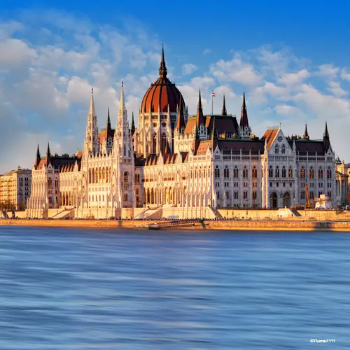 Le parlement hongrois vu depuis le Danube