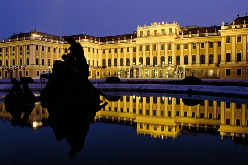 Le château de Schönbrunn de nuit   