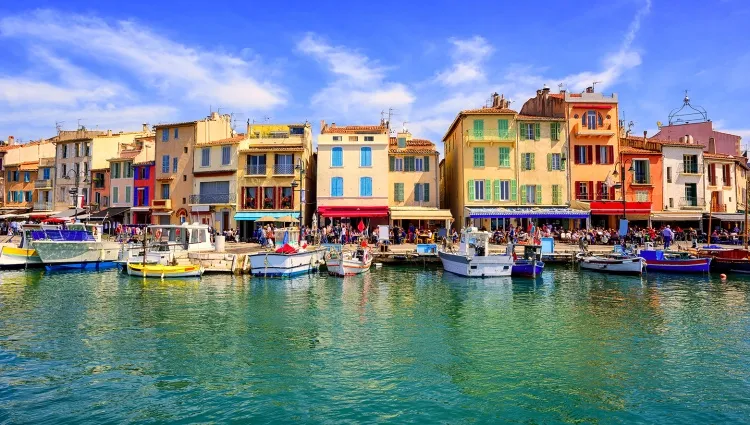 Le village de Cassis et ses bateaux 