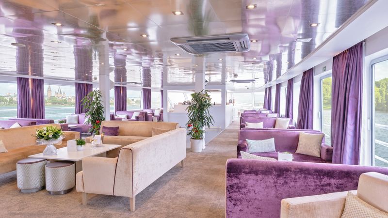 lounge bar with dancefloor