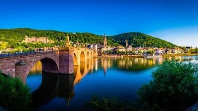 La majestueuse vallée du Rhin romantique et le rocher légendaire de la Lorelei (formule port/port)
