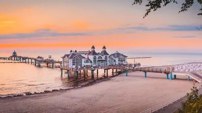 Discover the Baltic¿s most beautiful landscapes on a port-to-port cruise. Between unspoilt nature and cities full of character. (port-to-port cruise)