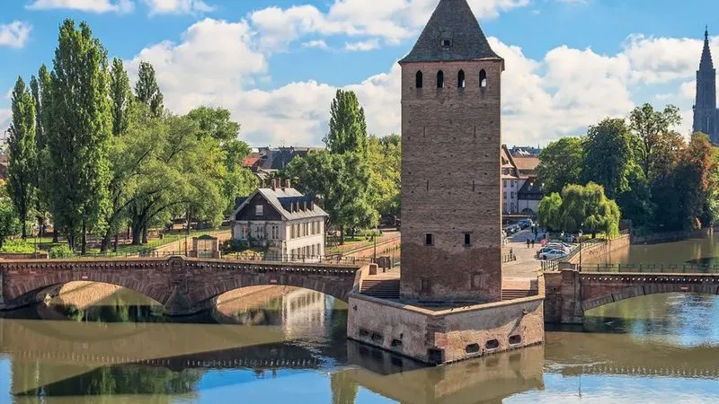 Péniche CroisiEurope sur le canal de la Marne au Rhin