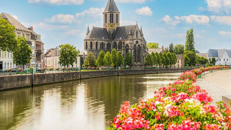 GUIDED TOUR OF OUDENAARDE AND A DISTILLERY.