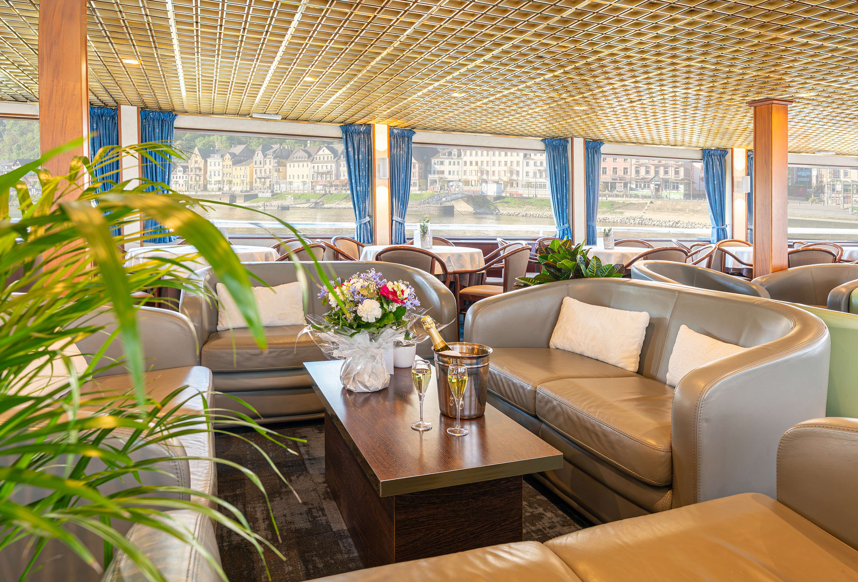 lounge bar with dancefloor