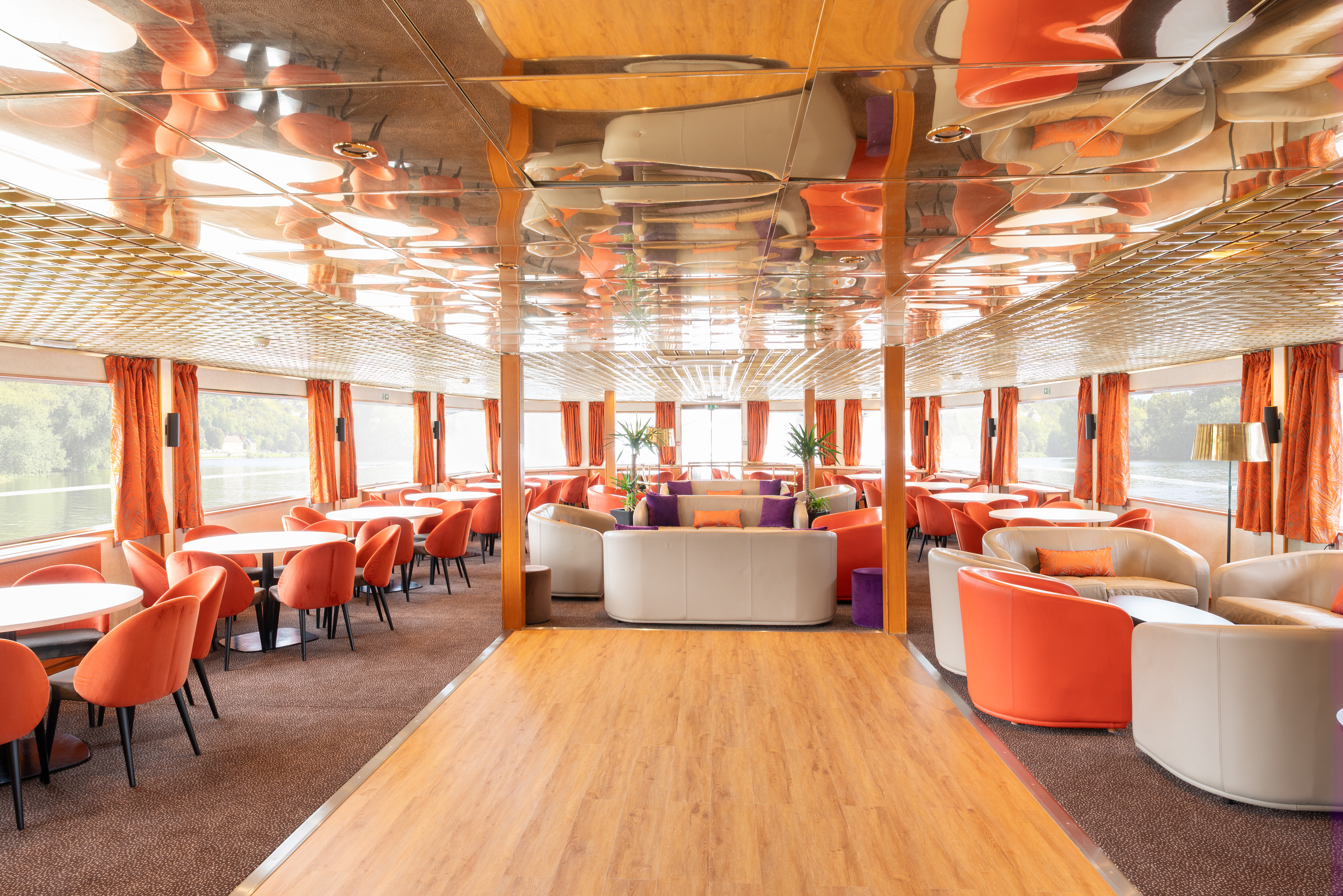 lounge bar with dancefloor