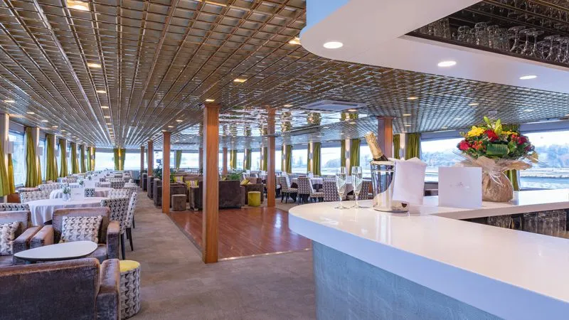 Salon-bar panoramique du MS France