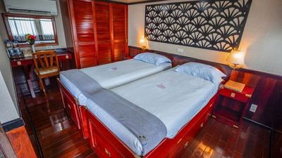UPPER DECK 2 ADJUSTABLE TWIN BEDS